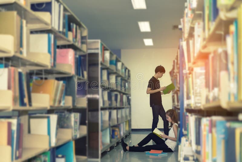 Jeune étudiant Asian Together Teenager avec des dossiers d'école images libres de droits Jeune étudiant Asian Together Teenager avec des dossiers d'école images libres de droits