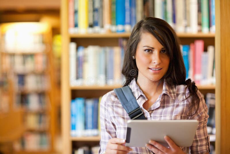 Jeune étudiant à l'aide d'un ordinateur de tablette photo libre de droits