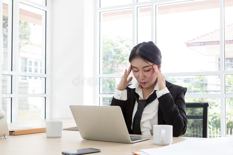 Jeunes affaires fatiguées Femme frustrée au travail Feels a soumis à une contrainte au travail photo stock Jeunes affaires fatiguées Femme frustrée au travail Feels a soumis à une contrainte au travail photo stock