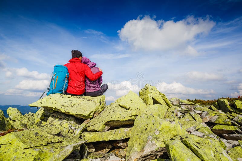 Jeunes ajouter au sac à dos détendant dans les montagnes Alpinisme, mode de vie sain photos stock Jeunes ajouter au sac à dos détendant dans les montagnes Alpinisme, mode de vie sain photos stock