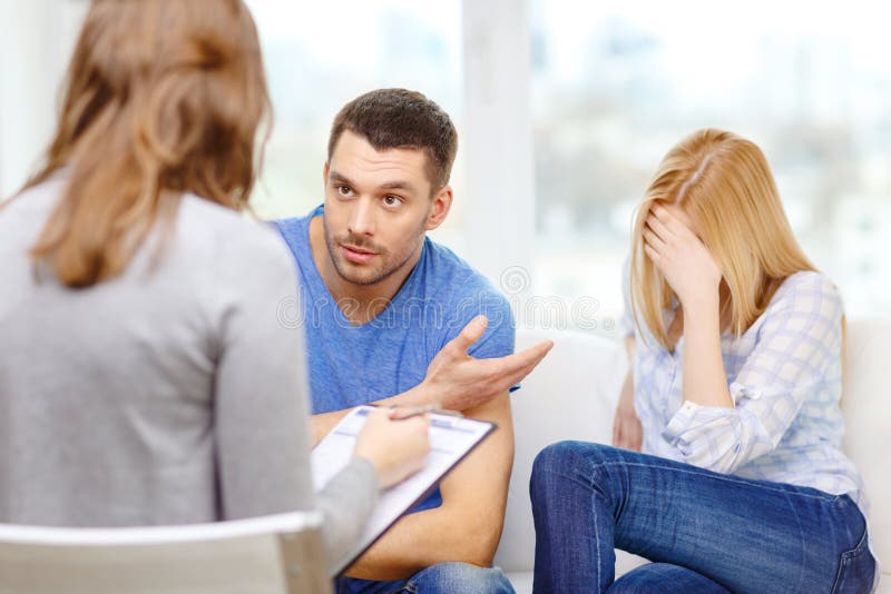 Jeunes ajouter à un problème au bureau de psychologue photo stock
