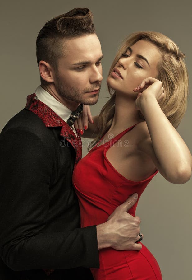 Couples Dans L'amour, Femme Sexy De Mode Et Homme, Fille Avec La Bande  Rouge Sur Des Yeux Charmant L'ami Dans Le Costume, Charme Photo stock -  Image du robe, fille: 49995090