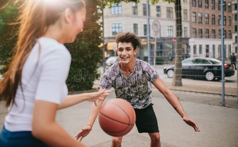 Jeunes amis ayant un jeu de basket-ball photos stock Jeunes amis ayant un jeu de basket-ball photos stock