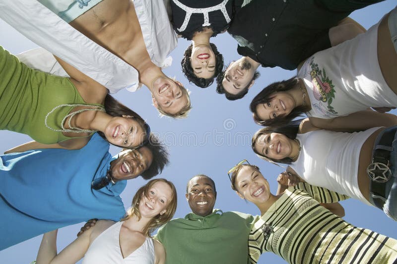 Jeunes amis multi-ethniques formant un cercle