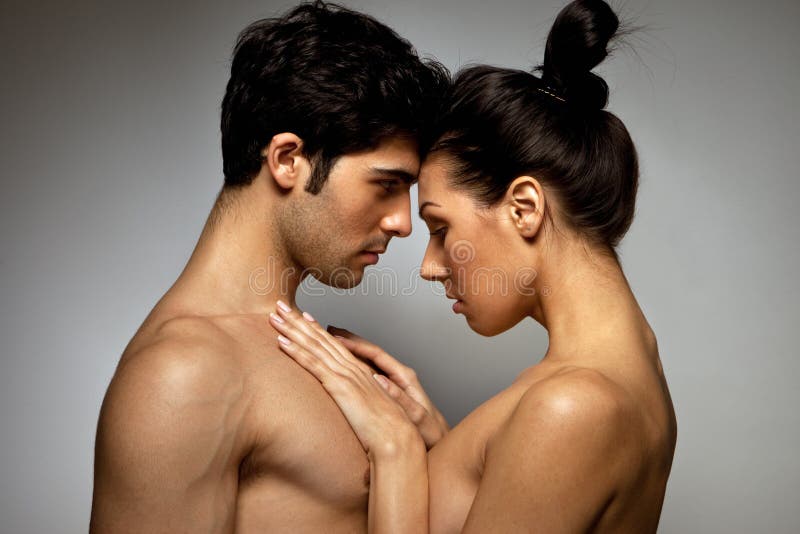 Jeunes amoureux de torse nu images libres de droits Jeunes amoureux de torse nu images libres de droits
