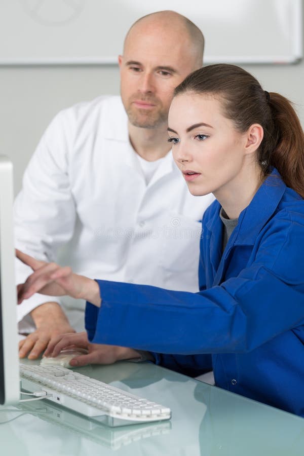 Jeunes attirants prenant le cours de formation avec le formator image libre de droits Jeunes attirants prenant le cours de formation avec le formator image libre de droits