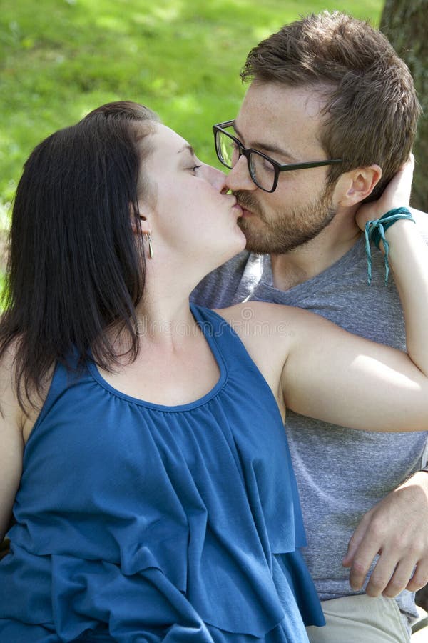 Jeune couple qui s'embrasse images libres de droits