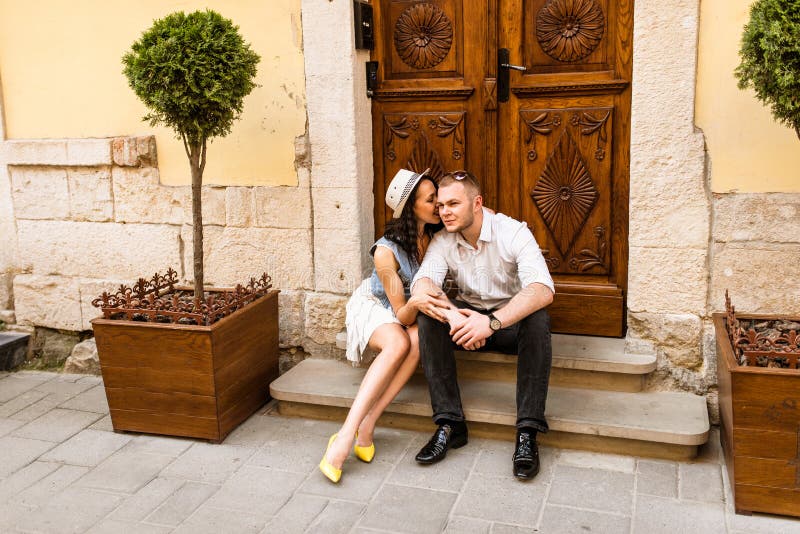 Jeunes beaux couples dans l'amour se reposant sur la vieille rue de ville photos libres de droits Jeunes beaux couples dans l'amour se reposant sur la vieille rue de ville photos libres de droits