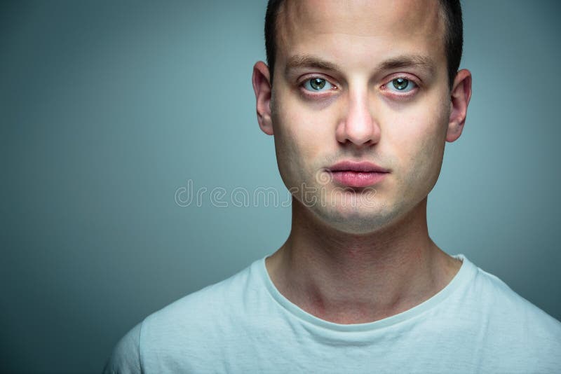 jeunes beaux de verticale d'homme photographie stock libre de droits jeunes beaux de verticale d'homme photographie stock libre de droits