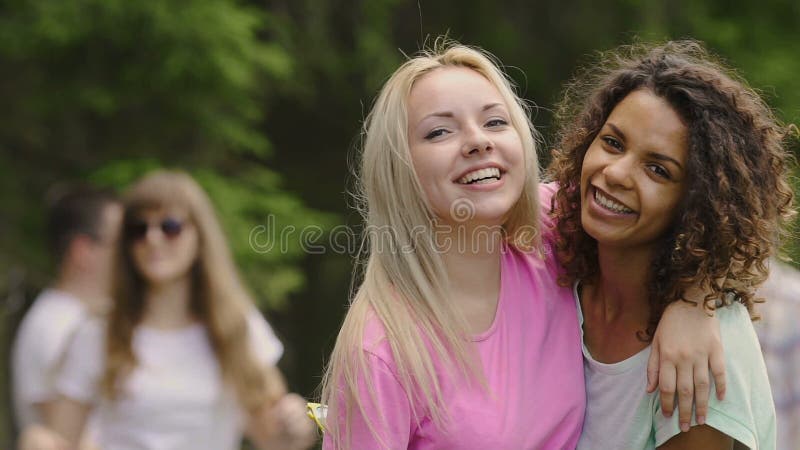 Jeunes belles femmes étreindre, souriant à l'appareil-photo, groupe de faire la fête des jeunes banque de vidéos