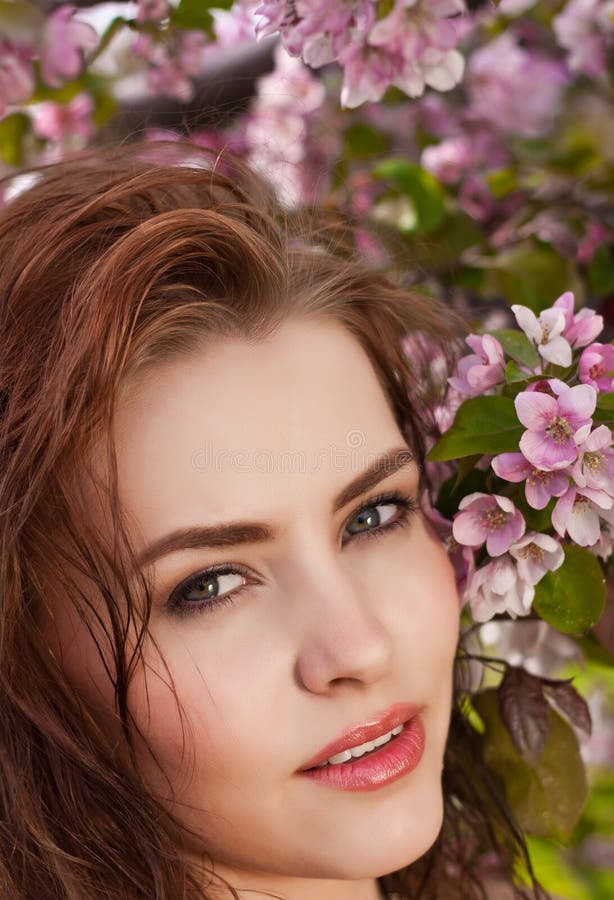 Jeunes belles fleurs de femme au printemps photos libres de droits