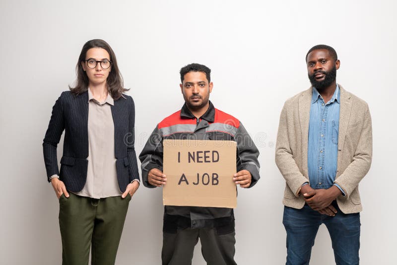 Jeunes chômeurs interculturels contemporains debout devant la caméra photo stock