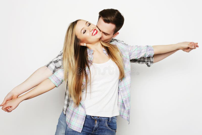 Jeunes couples affectueux heureux tenant des mains image stock Jeunes couples affectueux heureux tenant des mains image stock