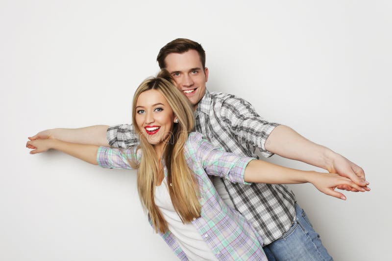 Jeunes couples affectueux heureux tenant des mains photographie stock libre de droits Jeunes couples affectueux heureux tenant des mains photographie stock libre de droits