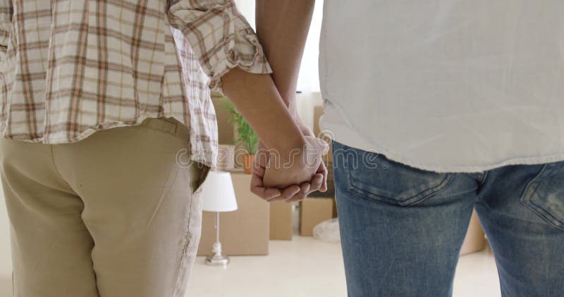 Jeunes couples affectueux tenant des mains banque de vidéos