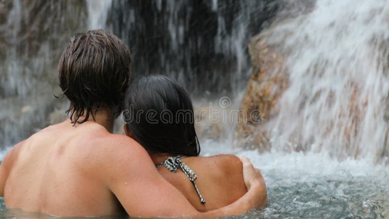 Jeunes couples aimants à regarder la cascade clips vidéos