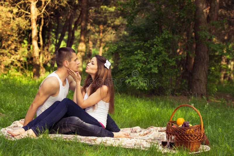 Jeunes couples amoureux image stock