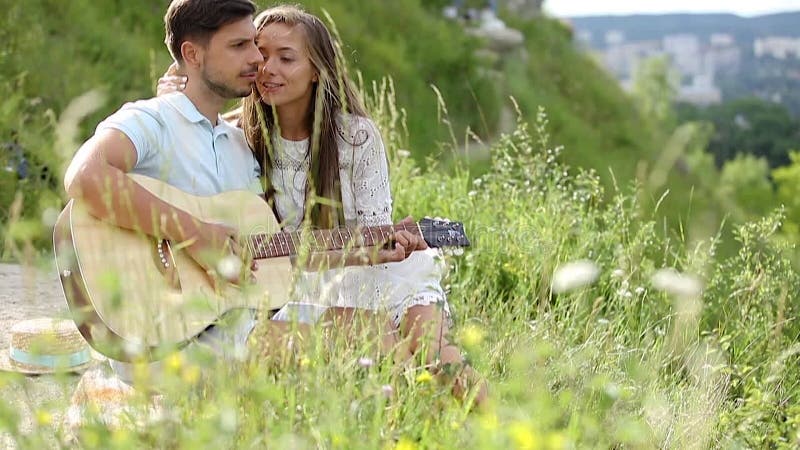 Jeunes couples amoureux la date dehors banque de vidéos