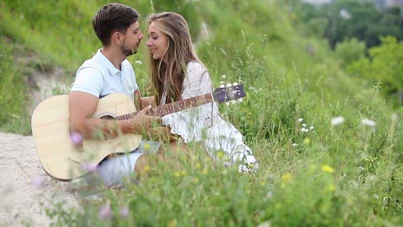 Jeunes couples amoureux ordre chronologique romantique dans la nature banque de vidéos