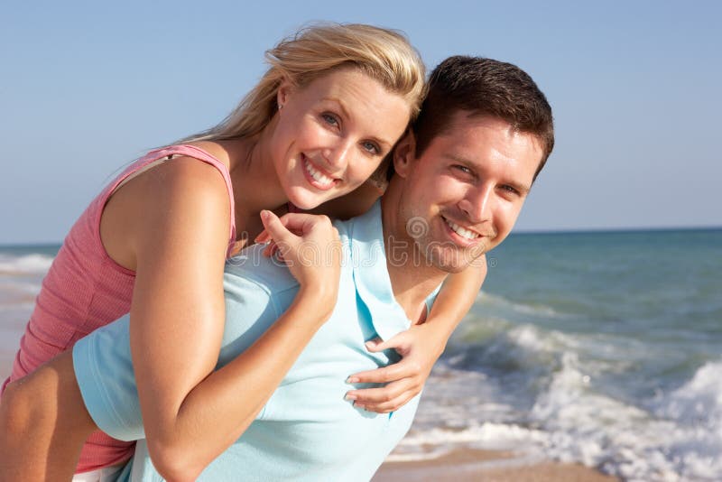 Jeunes couples appréciant des vacances de plage au soleil photos libres de droits Jeunes couples appréciant des vacances de plage au soleil photos libres de droits