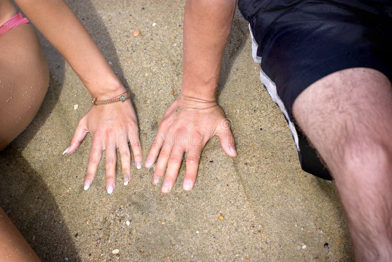 Jeunes couples appréciant la plage - concept de vacances images stock Jeunes couples appréciant la plage - concept de vacances images stock