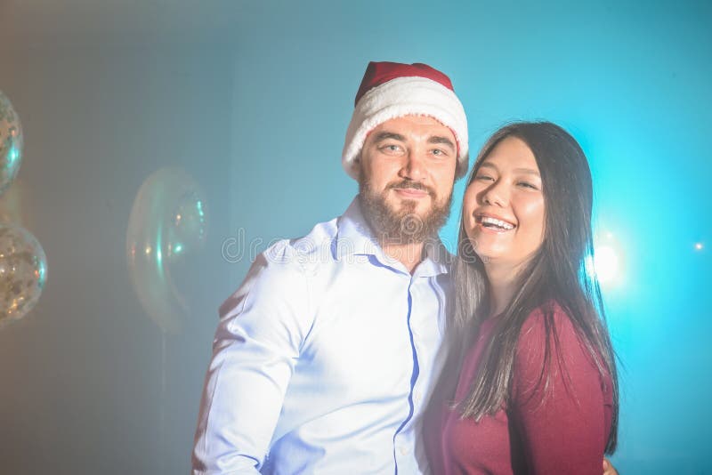 Jeunes couples ayant l'amusement à la fête de Noël photos libres de droits Jeunes couples ayant l'amusement à la fête de Noël photos libres de droits