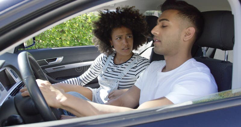 Jeunes couples ayant un entretien sérieux dans une voiture clips vidéos