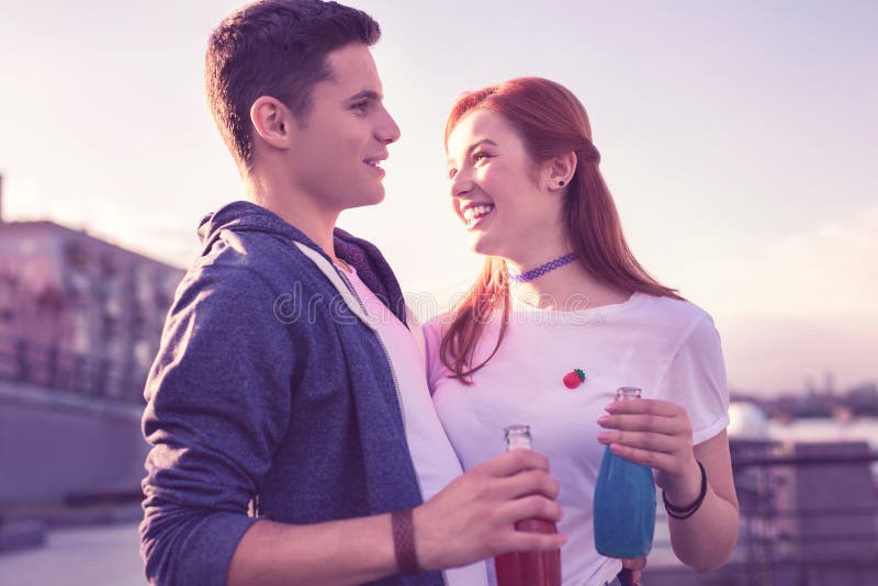 Jeunes couples beaux riants restant pr?s de l'un l'autre photo stock Jeunes couples beaux riants restant pr?s de l'un l'autre photo stock