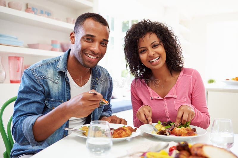 Jeunes couples d'Afro-américain mangeant le repas à la maison