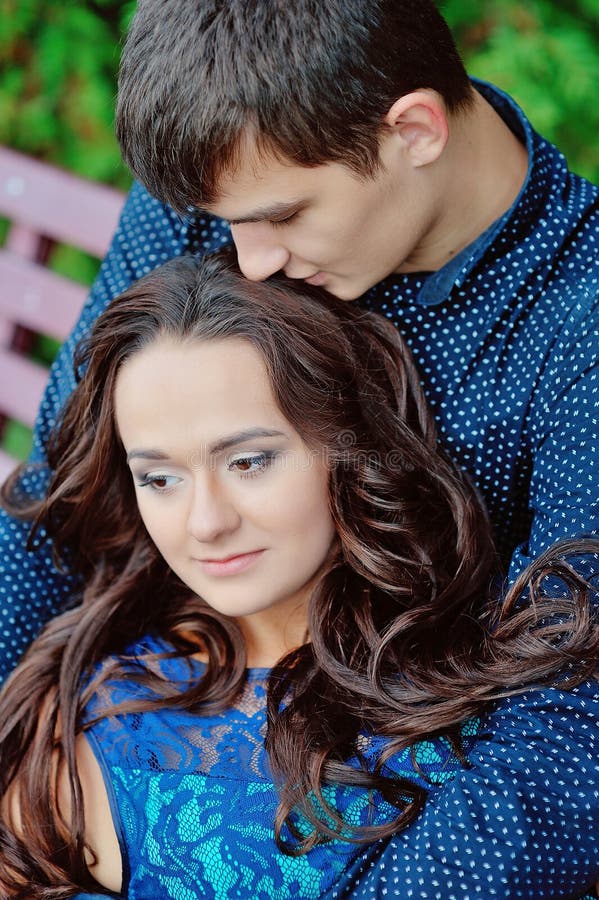Jeunes couples dans haut étroit de femme et d'homme d'amour, le jour de valentine photographie stock Jeunes couples dans haut étroit de femme et d'homme d'amour, le jour de valentine photographie stock