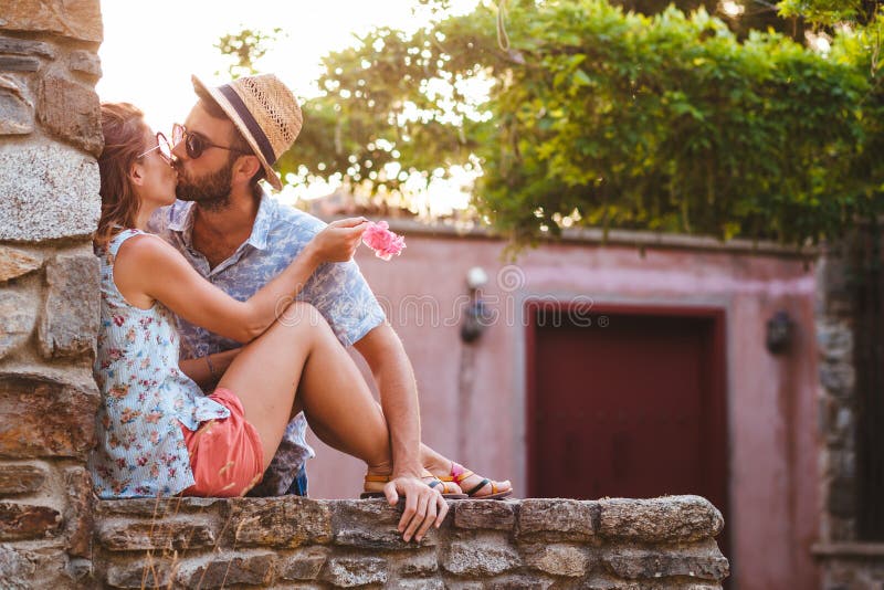 Jeunes couples dans l'amour appréciant le coucher du soleil d'été photographie stock libre de droits Jeunes couples dans l'amour appréciant le coucher du soleil d'été photographie stock libre de droits