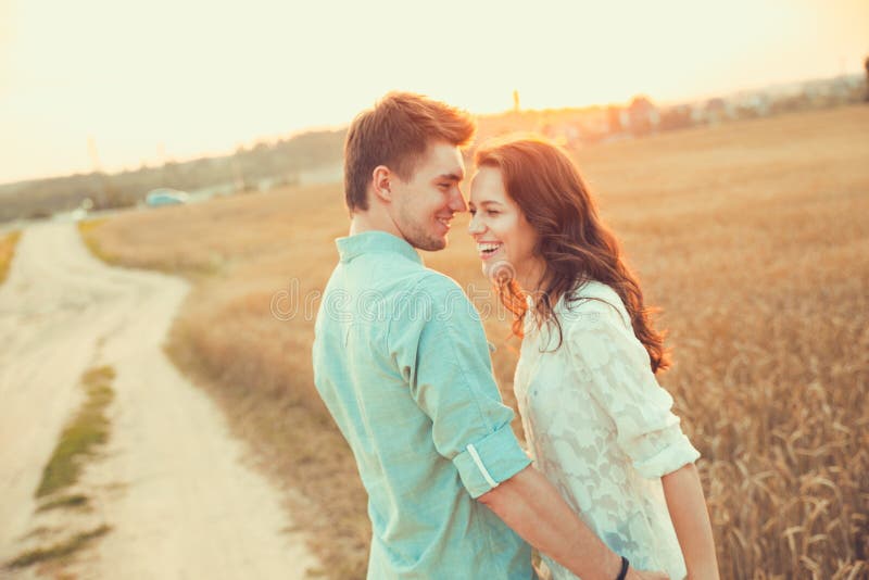 Jeunes couples dans l'amour extérieur Accouplez étreindre photos stock Jeunes couples dans l'amour extérieur Accouplez étreindre photos stock