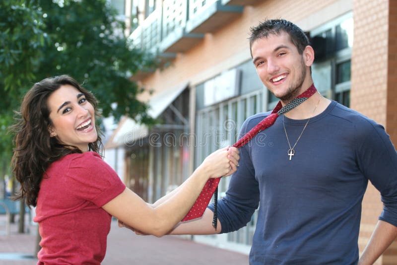 Jeunes couples dans l'amour, à l'extérieur photo stock Jeunes couples dans l'amour, à l'extérieur photo stock