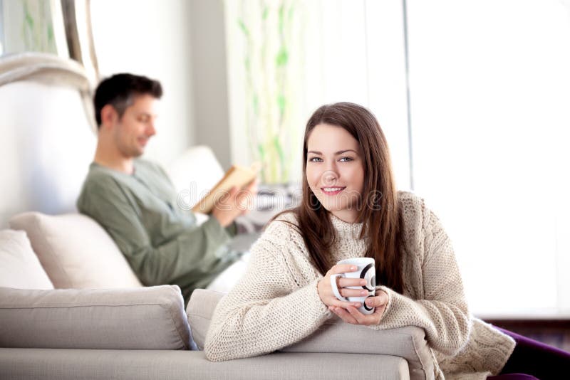 Jeunes couples dans un salon photographie stock Jeunes couples dans un salon photographie stock