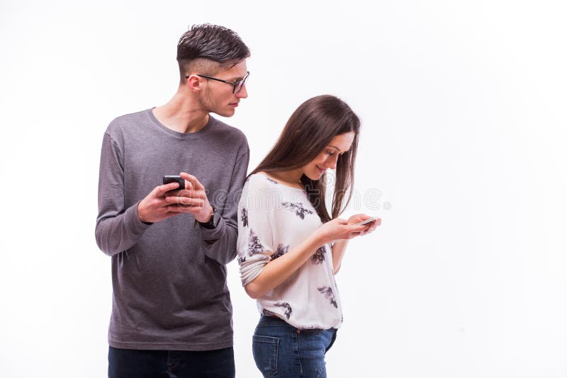 Jeunes couples de hippie dans l'amour s'ignorant avec le téléphone images libres de droits Jeunes couples de hippie dans l'amour s'ignorant avec le téléphone images libres de droits