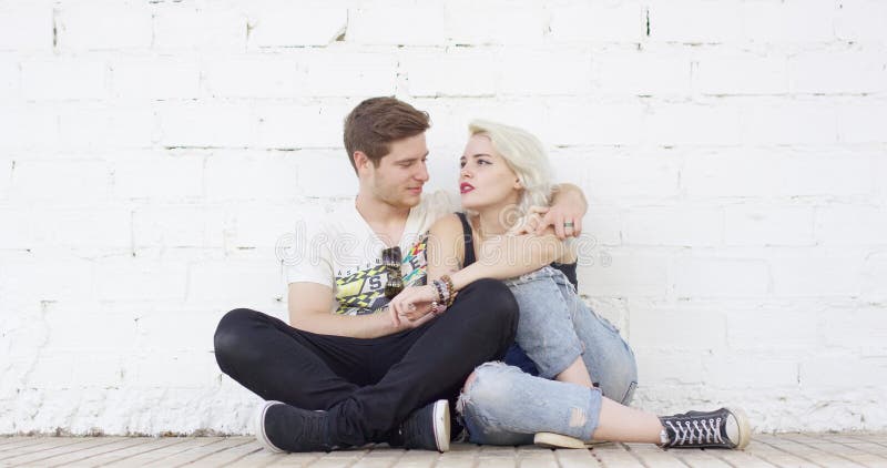 Jeunes couples de hippie à la mode dans l'amour banque de vidéos
