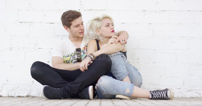 Jeunes couples de hippie à la mode dans l'amour banque de vidéos