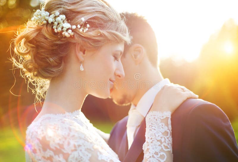 Jeunes couples de mariage sur le pré d'été image libre de droits Jeunes couples de mariage sur le pré d'été image libre de droits