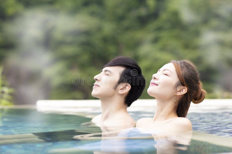 Jeunes couples détendant dans Hot Springs image stock Jeunes couples détendant dans Hot Springs image stock