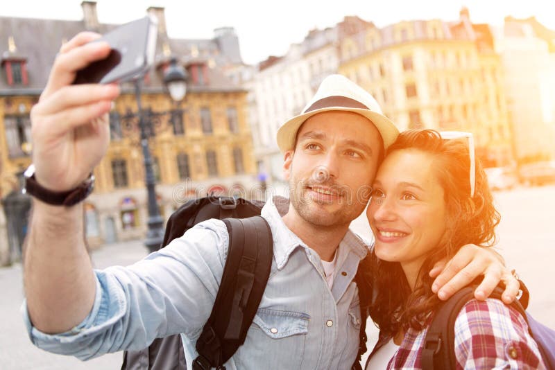 Jeunes couples en vacances prenant le selfie