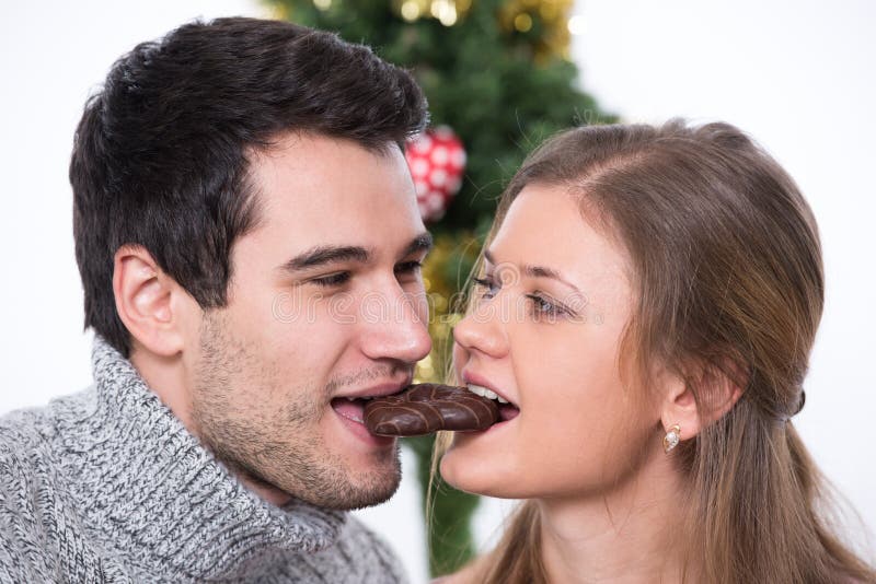 Jeunes couples et arbre de Noël image libre de droits Jeunes couples et arbre de Noël image libre de droits