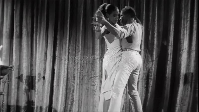 Jeunes couples exécutant la danse rituelle banque de vidéos