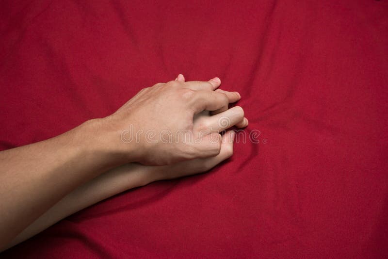 Jeunes couples faisant l'amour au foyer de lit en main images libres de droits Jeunes couples faisant l'amour au foyer de lit en main images libres de droits