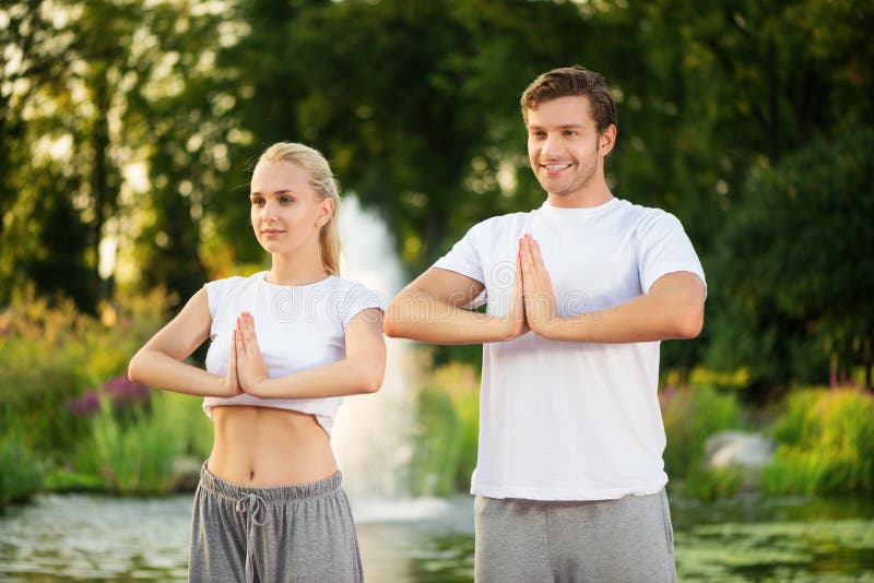 Jeunes couples faisant le yoga image stock Jeunes couples faisant le yoga image stock