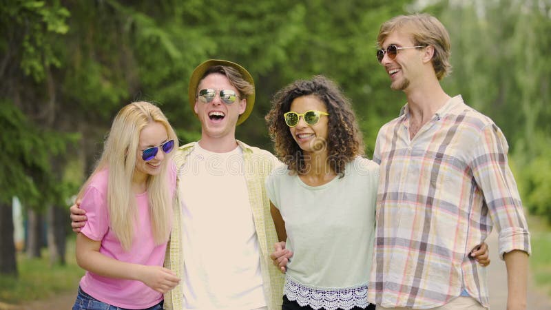Jeunes couples gais parlant et riant, se rappelant de bons moments drôles clips vidéos