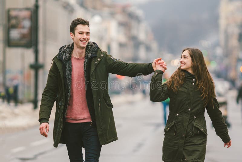 Jeunes couples, garçon hétérosexuel et fille de nationalité caucasienne, couple affectueux, promenade autour du centre du pays de photos stock Jeunes couples, garçon hétérosexuel et fille de nationalité caucasienne, couple affectueux, promenade autour du centre du pays de photos stock