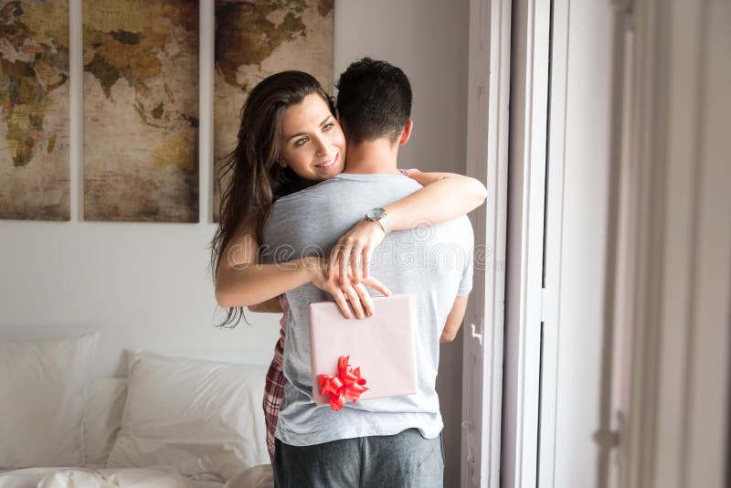 Jeunes couples heureux dans l'amour étonnant avec des cadeaux photographie stock libre de droits Jeunes couples heureux dans l'amour étonnant avec des cadeaux photographie stock libre de droits