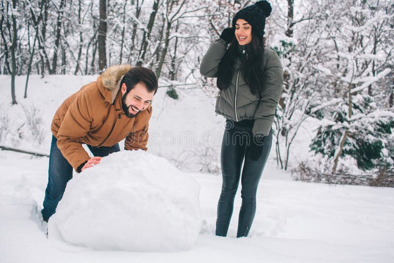 Jeunes couples heureux en hiver Famille à l'extérieur homme et femme semblant ascendants et rire Amour, amusement, saison et les photographie stock Jeunes couples heureux en hiver Famille à l'extérieur homme et femme semblant ascendants et rire Amour, amusement, saison et les photographie stock