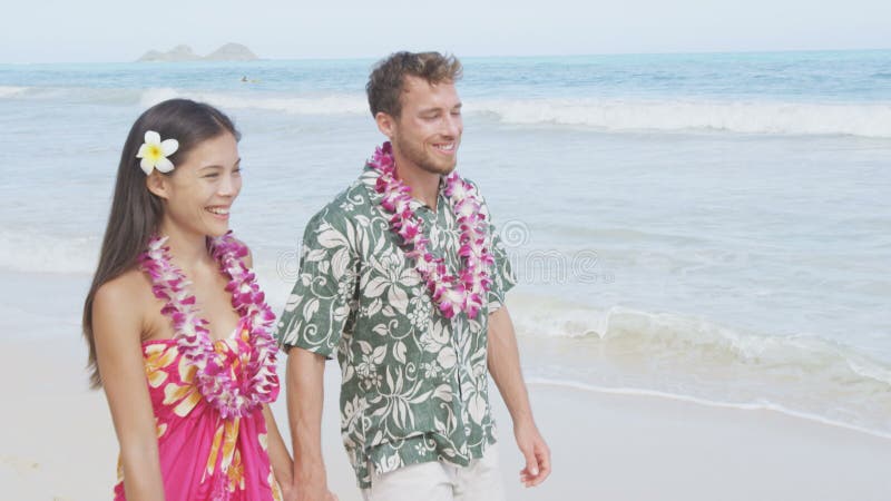 Jeunes couples heureux en marchant sur la plage hawaïenne banque de vidéos