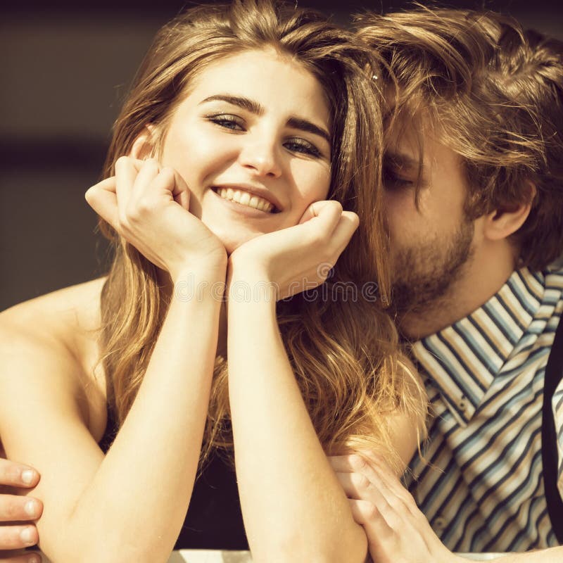 Jeunes couples heureux le jour ensoleillé d'été images stock Jeunes couples heureux le jour ensoleillé d'été images stock